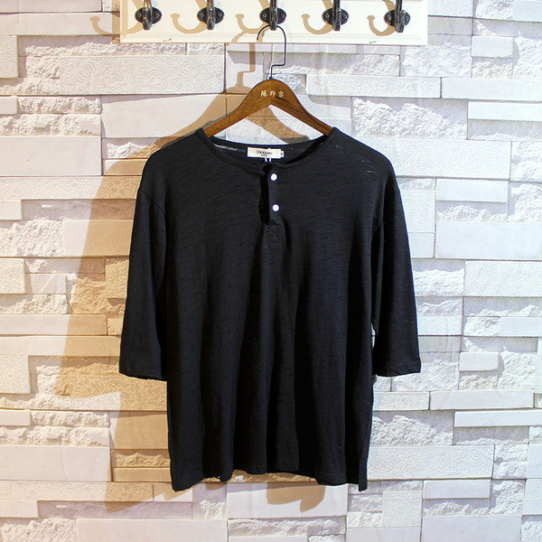 Sima férfi póló három színben, gombos, O alakú gallérral