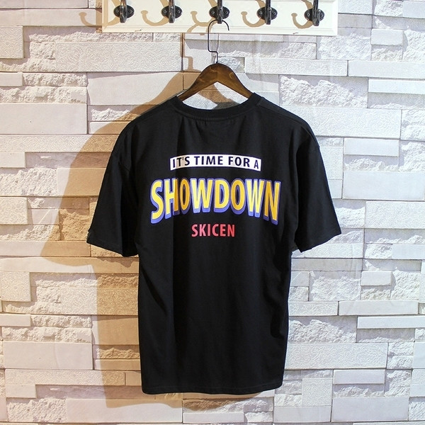 Férfi póló két színben, rövid ujjú színes felirattal