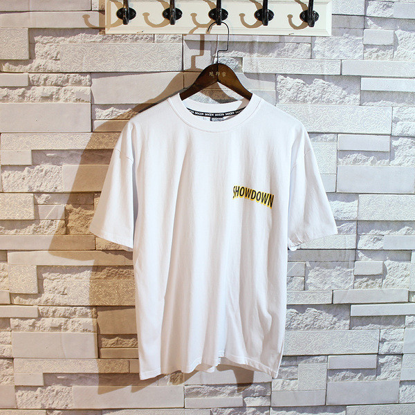 Férfi póló két színben, rövid ujjú színes felirattal