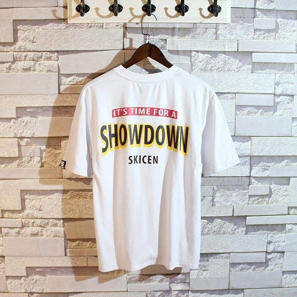 Férfi póló két színben, rövid ujjú színes felirattal