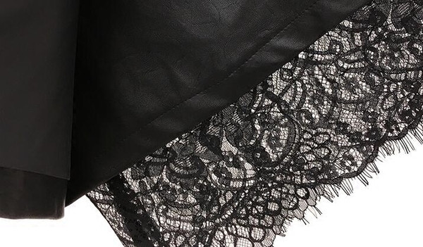 Κομψή γυναικεία φούστα με οικολογικό δέρμα με διακόσμηση δαντέλας σε μαύρο χρώμα