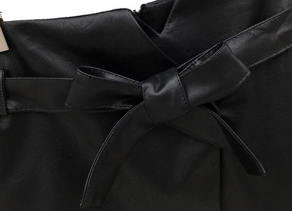 Κομψή γυναικεία φούστα με οικολογικό δέρμα με διακόσμηση δαντέλας σε μαύρο χρώμα