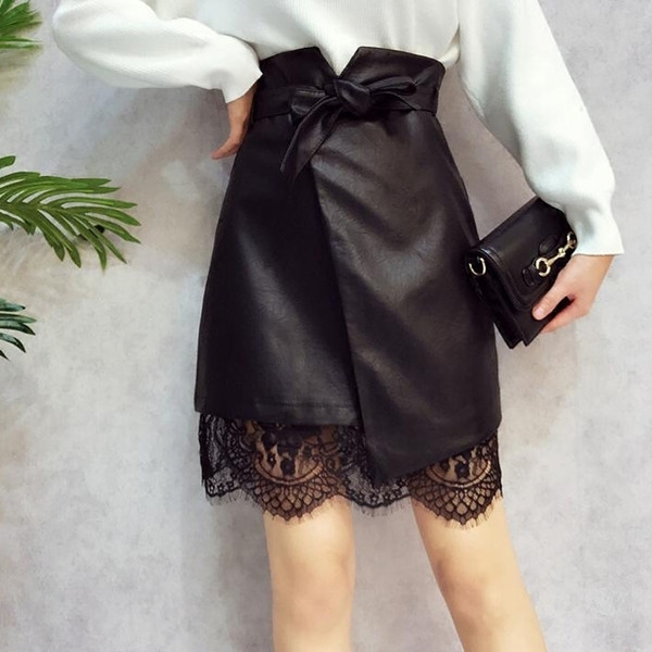 Κομψή γυναικεία φούστα με οικολογικό δέρμα με διακόσμηση δαντέλας σε μαύρο χρώμα