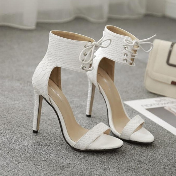 Modern női szandál két színben magas vékony sarkon pánttal és fűzővel