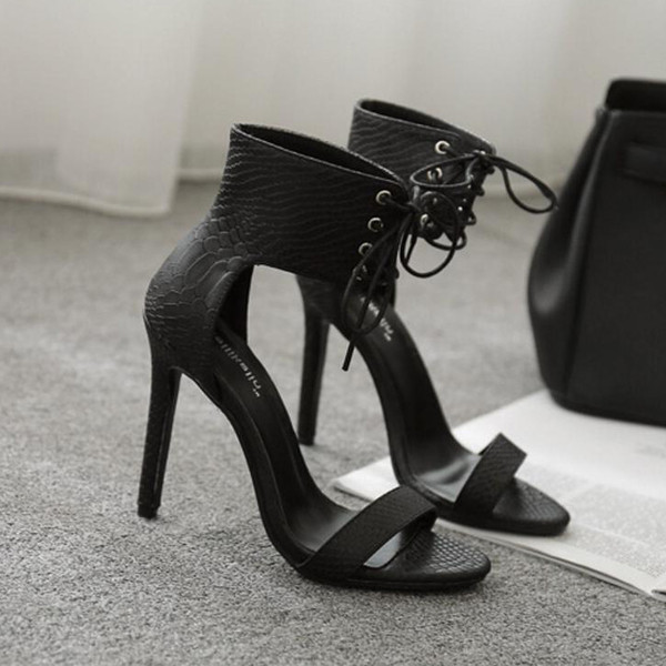 Modern női szandál két színben magas vékony sarkon pánttal és fűzővel