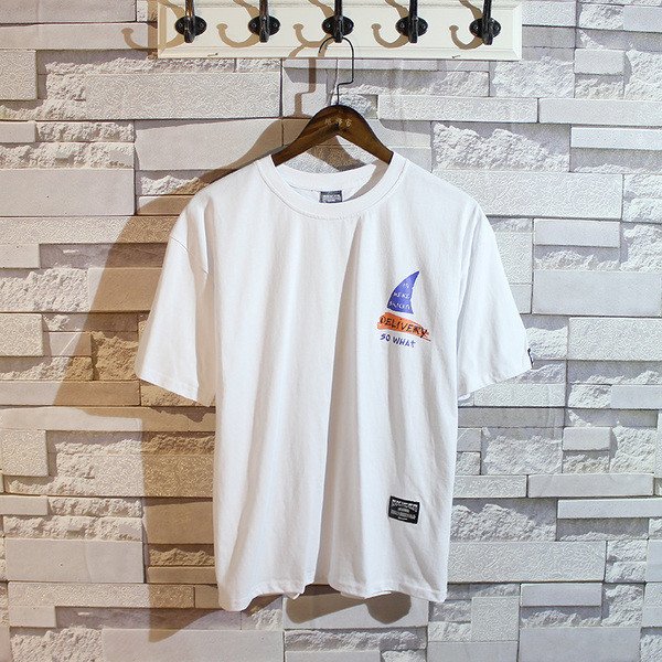 Férfi póló fekete-fehér színben, színes nyomattal