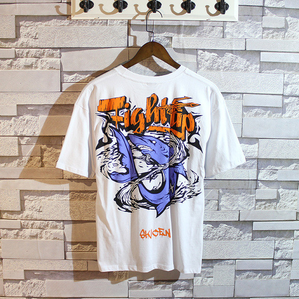 Férfi póló fekete-fehér színben, színes nyomattal