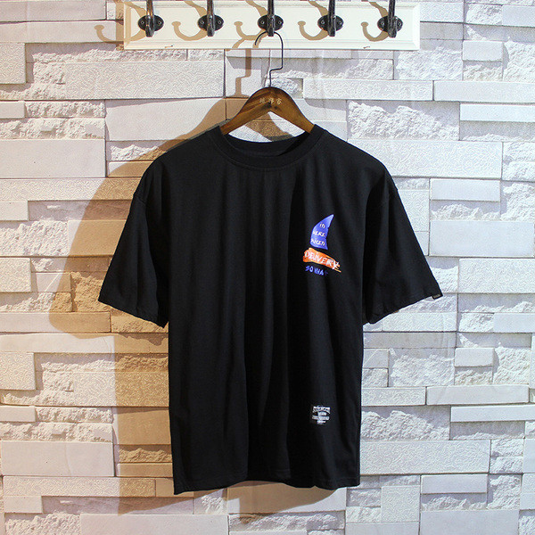 Férfi póló fekete-fehér színben, színes nyomattal