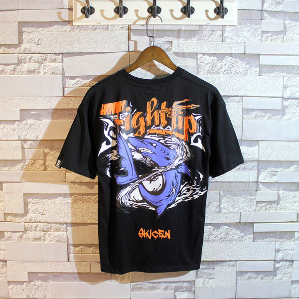 Férfi póló fekete-fehér színben, színes nyomattal