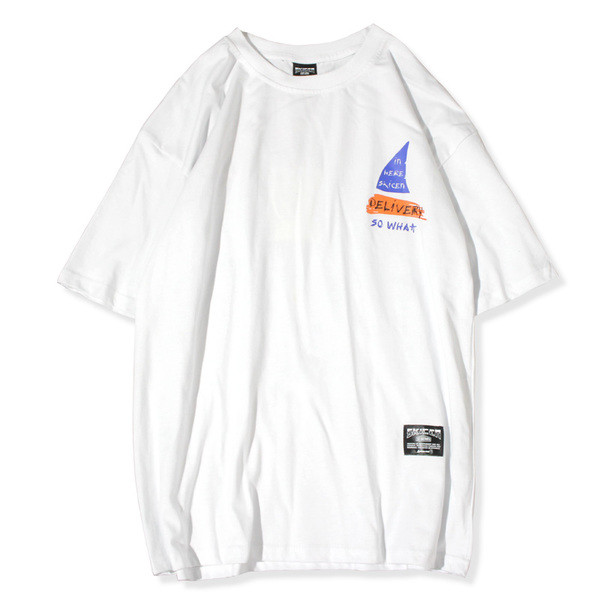 Férfi póló fekete-fehér színben, színes nyomattal