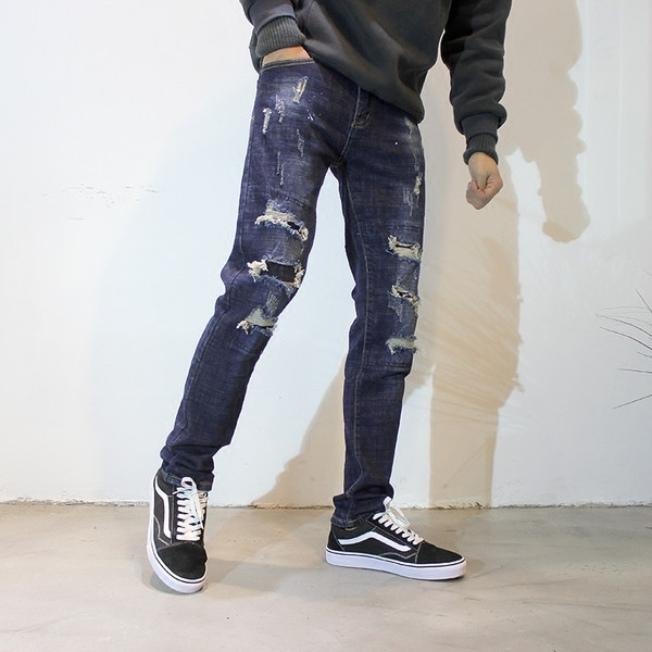 Τα σκούρα μπλε τζιν ανδρικά μεσχισμένα στοιχεία 