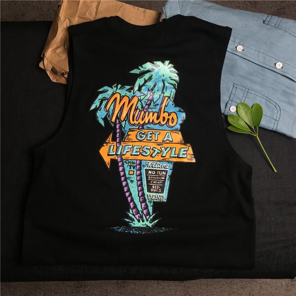 Αθλητική φανέλα για άνδρες με πολύχρωμη εφαρμογή και λευκό και μαύρο χρώμα στην πλάτη