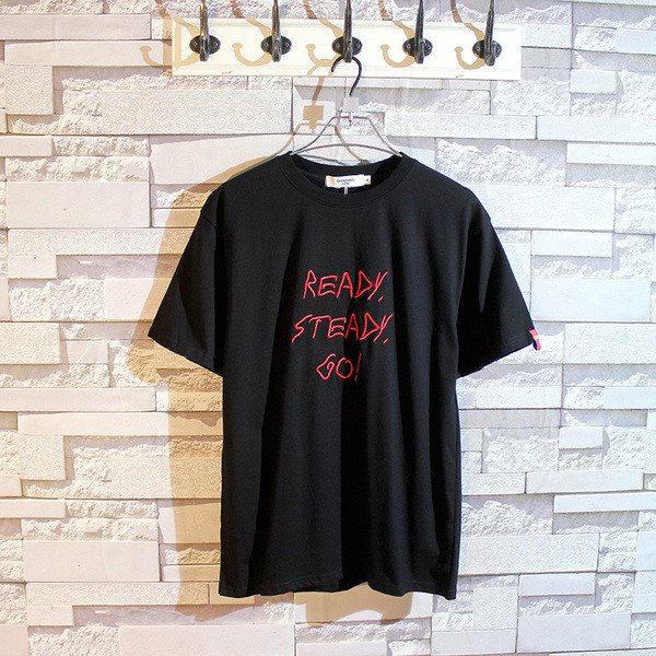 Fekete-fehér férfi póló hímzett színes felirattal