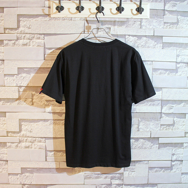 Fekete-fehér férfi póló hímzett színes felirattal