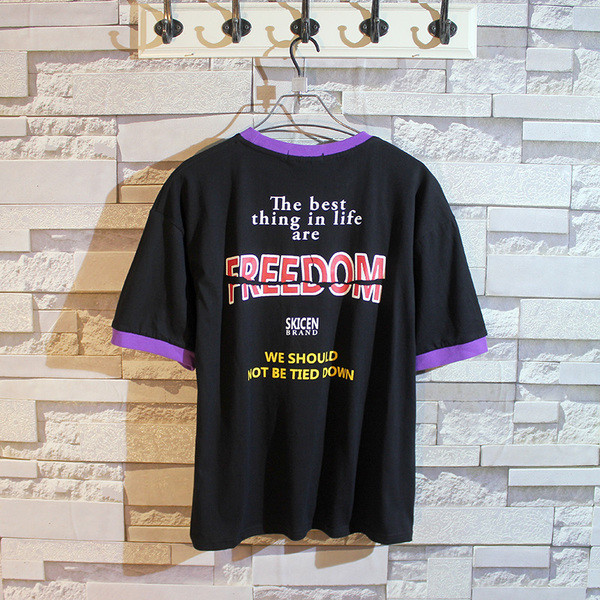 Ανδρικό μπλουζάκι σε τρία χρώματα με πολύχρωμη επιγραφή