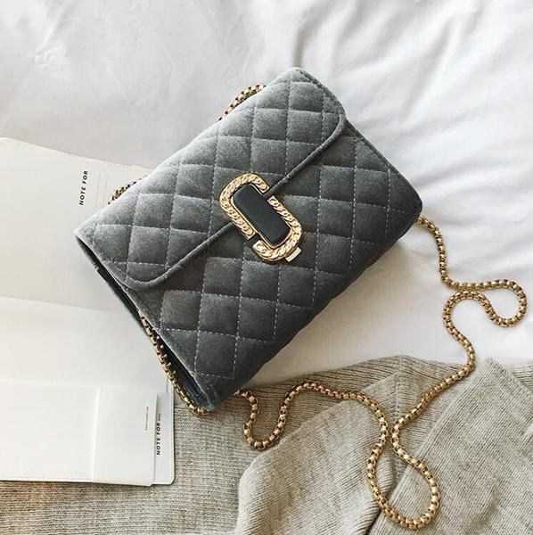 Stílusos női táska fém fogantyúval, különböző színekben