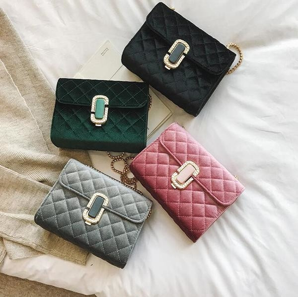 Stílusos női táska fém fogantyúval, különböző színekben