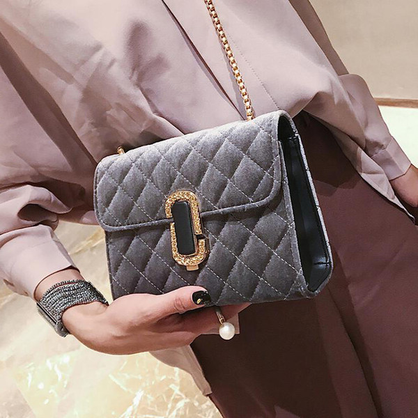 Stílusos női táska fém fogantyúval, különböző színekben