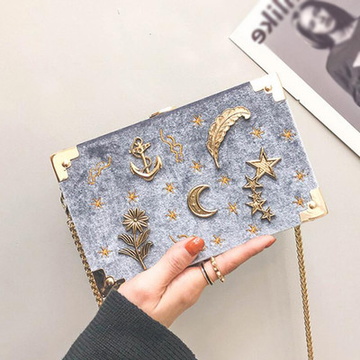 Modern női táska fém motívumokkal, különböző színekben