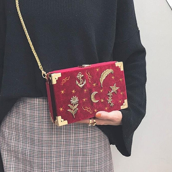 Modern női táska fém motívumokkal, különböző színekben