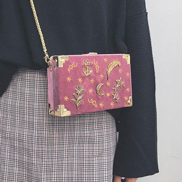 Modern női táska fém motívumokkal, különböző színekben