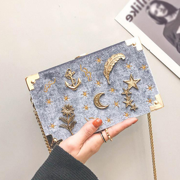 Modern női táska fém motívumokkal, különböző színekben