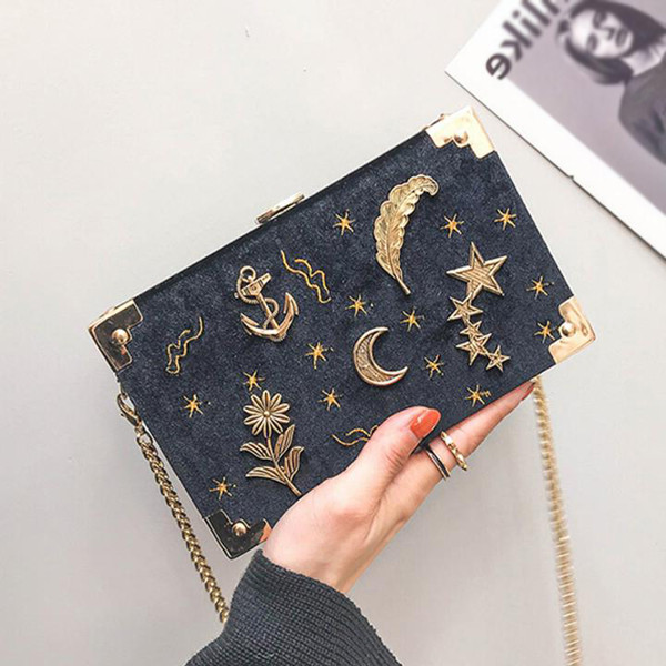 Modern női táska fém motívumokkal, különböző színekben