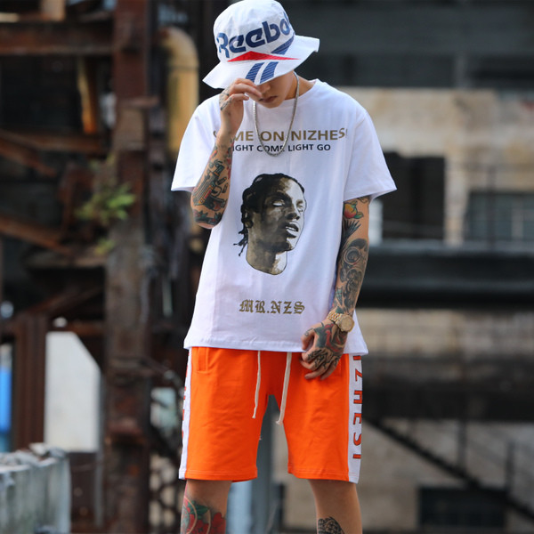 Modern rövidnadrág, mindennapi viseletre alkalmas nyakkendővel, színes szegéllyel és három színű felirattal