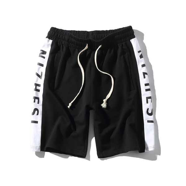 Modern rövidnadrág, mindennapi viseletre alkalmas nyakkendővel, színes szegéllyel és három színű felirattal