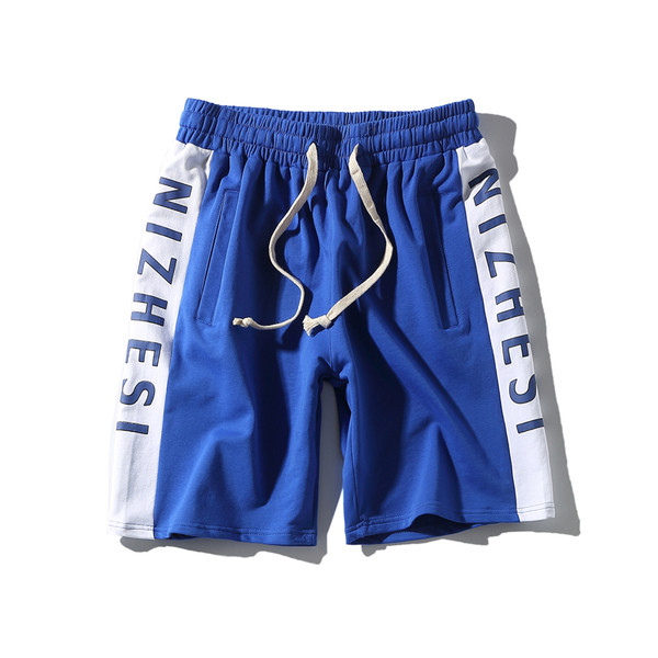 Modern rövidnadrág, mindennapi viseletre alkalmas nyakkendővel, színes szegéllyel és három színű felirattal