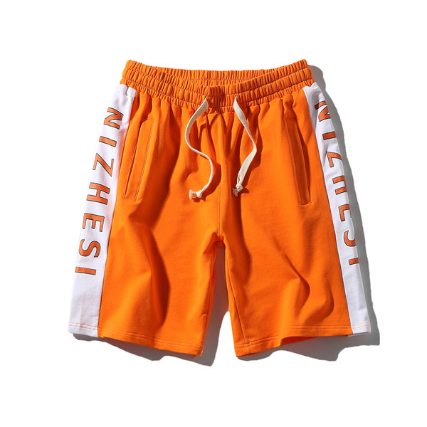 Modern rövidnadrág, mindennapi viseletre alkalmas nyakkendővel, színes szegéllyel és három színű felirattal