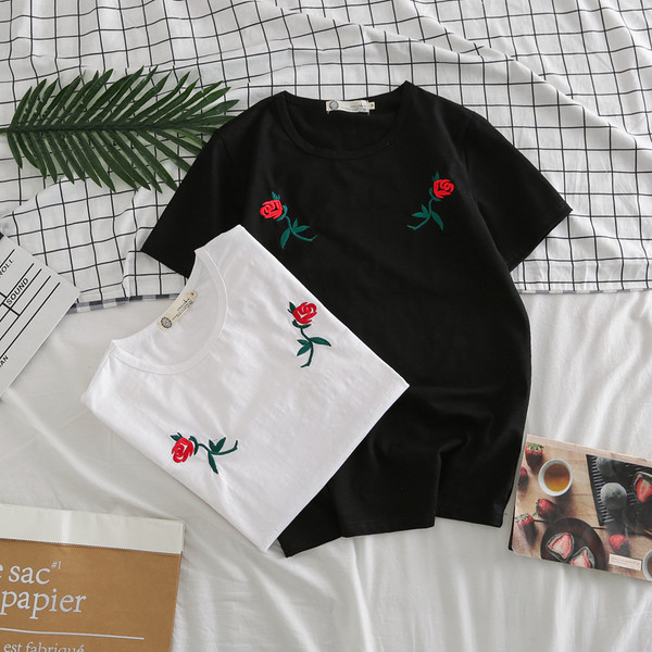 Κομψό ανδρικό μπλουζάκι με μαλακά κεντήματα σε λευκό και μαύρο χρώμα