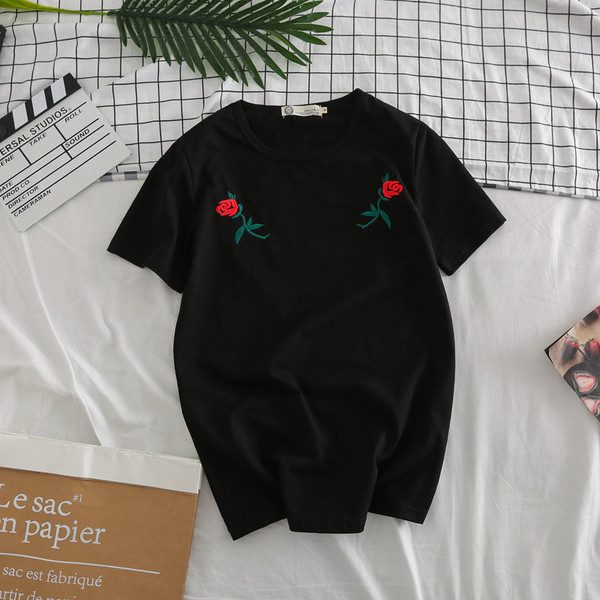 Κομψό ανδρικό μπλουζάκι με μαλακά κεντήματα σε λευκό και μαύρο χρώμα