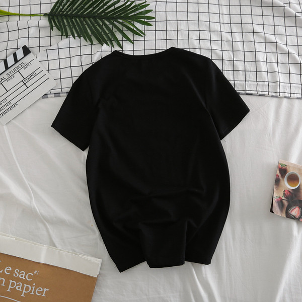 Κομψό ανδρικό μπλουζάκι με μαλακά κεντήματα σε λευκό και μαύρο χρώμα