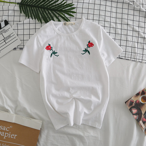 Κομψό ανδρικό μπλουζάκι με μαλακά κεντήματα σε λευκό και μαύρο χρώμα