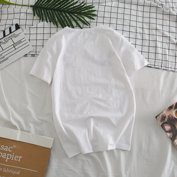 Κομψό ανδρικό μπλουζάκι με μαλακά κεντήματα σε λευκό και μαύρο χρώμα