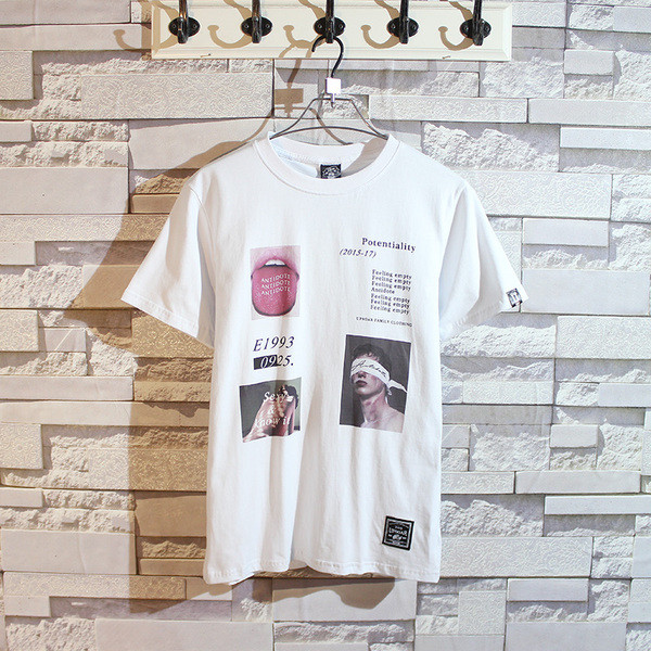 Fekete-fehér férfi póló színes nyomattal