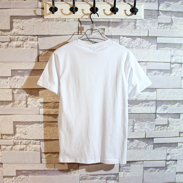 Fekete-fehér férfi póló színes nyomattal