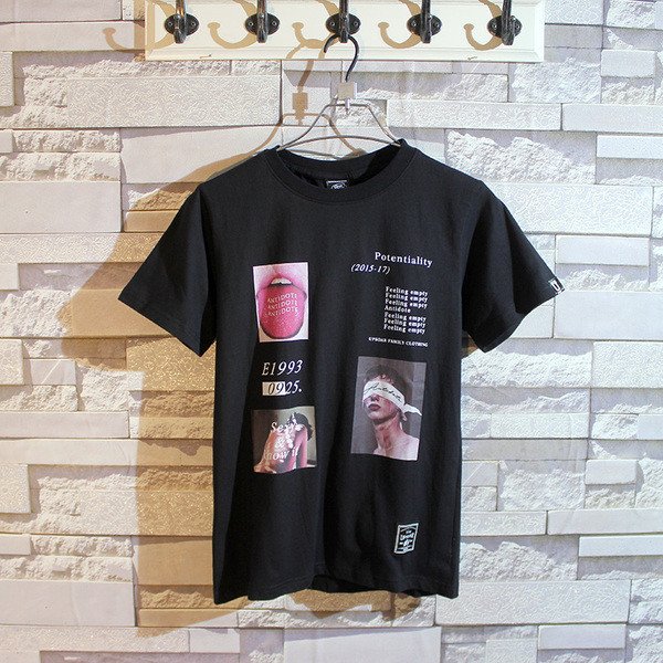 Fekete-fehér férfi póló színes nyomattal