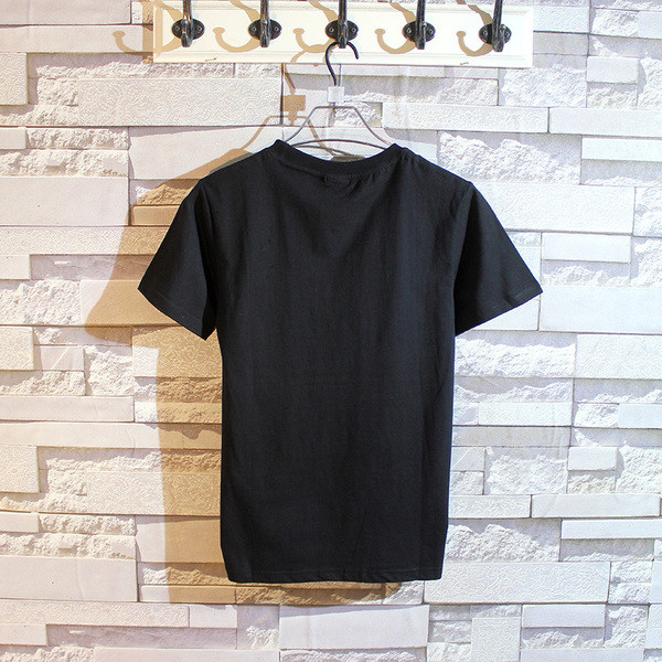 Fekete-fehér férfi póló színes nyomattal