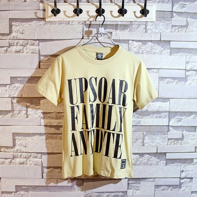 Nyári férfi póló több színben, nagy színes felirattal