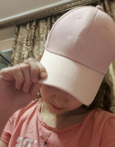 Női sapka napellenzővel három színben, felirattal