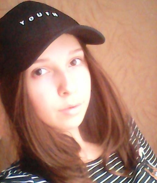 Női sapka napellenzővel három színben, felirattal