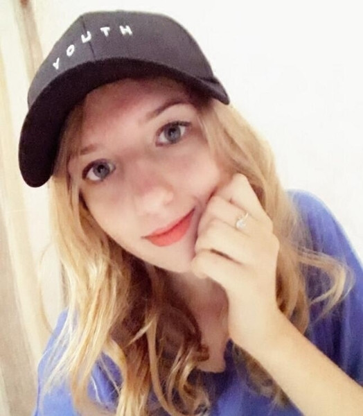 Női sapka napellenzővel három színben, felirattal