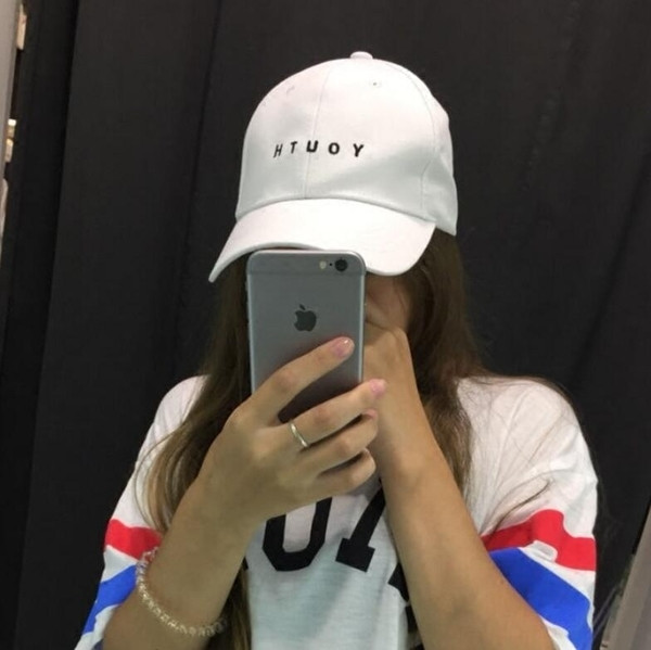 Női sapka napellenzővel három színben, felirattal