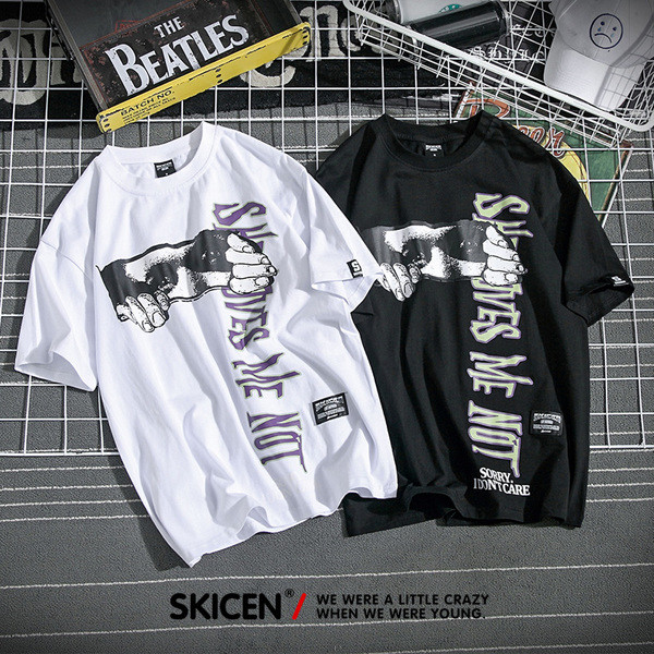 Sport-alkalmi férfi póló O-gallérral és rátéttel, fehér és fekete felirattal