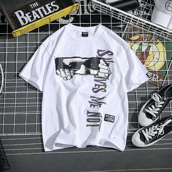 Sport-alkalmi férfi póló O-gallérral és rátéttel, fehér és fekete felirattal