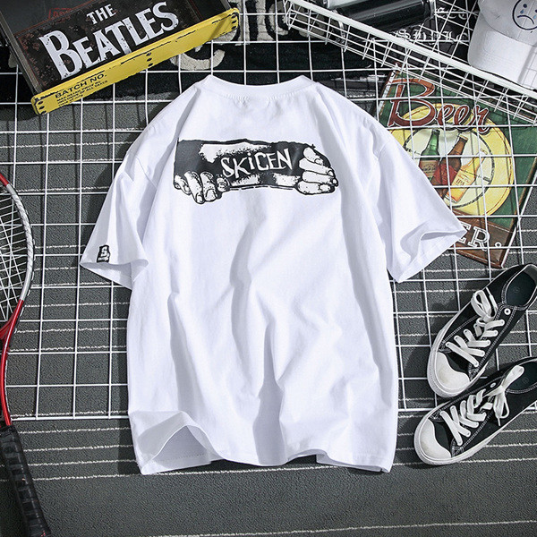 Sport-alkalmi férfi póló O-gallérral és rátéttel, fehér és fekete felirattal