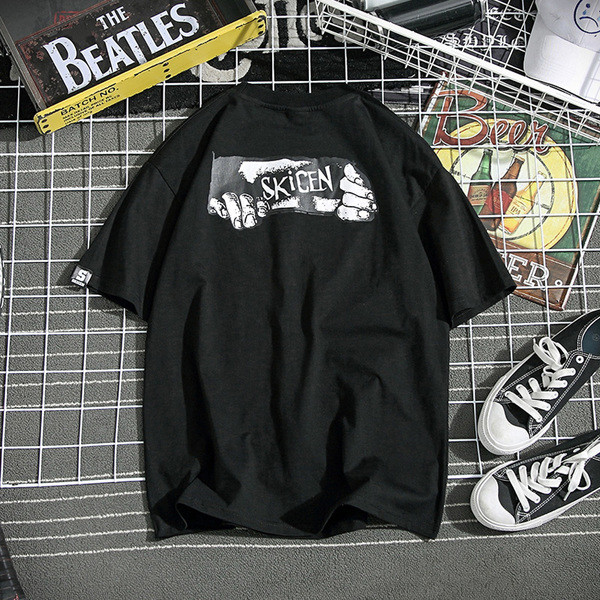 Sport-alkalmi férfi póló O-gallérral és rátéttel, fehér és fekete felirattal