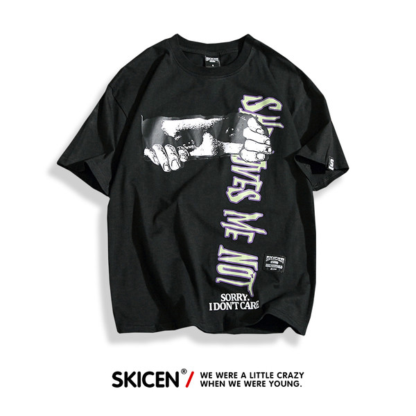 Sport-alkalmi férfi póló O-gallérral és rátéttel, fehér és fekete felirattal